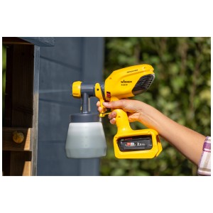 Système de pulvérisation de peinture sans fil Wagner W250 / 18 V jaune en cours de peinture à l'extérieur.