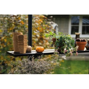 Étagère à lamelles Juliana, noire, avec plantes, pots et accessoires de jardin dans la serre.