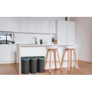 Rotho Swingeimer Twist 25 l in Horizontblau, Grau und Grün vor weißer Küchenzeile.