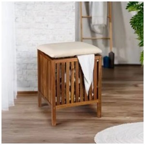 Sgabello da bagno Wenko Fondi in legno marrone con cuscino beige e funzione di cesto portabiancheria.