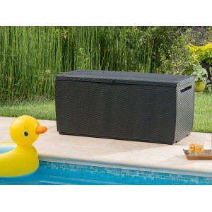 Keter Box contenitore Capri 305 l effetto rattan, vicino alla piscina con anatra gialla.