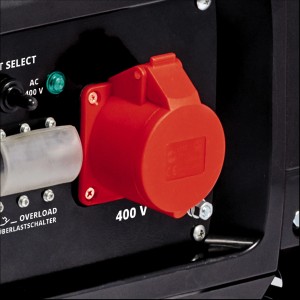 Gros plan : Prise rouge 400 V sur le groupe électrogène Einhell TC-PG 65/E5.