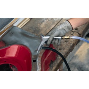 Pistolet de sablage à air comprimé Einhell en action, éliminant la rouille d'une pièce. Accessoire pour compresseur.