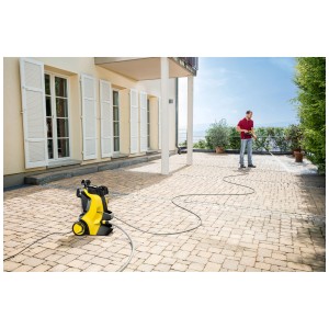 Nettoyeur haute pression Kärcher K 5 Power Control avec Home Pipe Kit utilisé sur une terrasse.