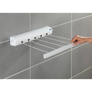 Stendibiancheria a muro estensibile Wenko, bianco, con cinque fili e una mano che tiene il filo.