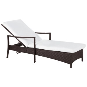 Lettino prendisole in rattan marrone Vasto di Beliani con cuscini bianchi.