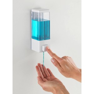 Wenko Distributeur de savon désinfectant Istres blanc en utilisation avec du savon liquide bleu.