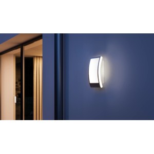 Applique d'extérieur Steinel L 22 anthracite avec façade en acier inoxydable sur mur.