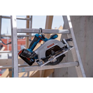 Sega circolare a batteria Bosch Professional GKS 18V-57-2 (senza batteria) su una scala.