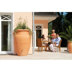 Anfora terracotta antica Garantia per acqua piovana 360 l con piante e famiglia in giardino.