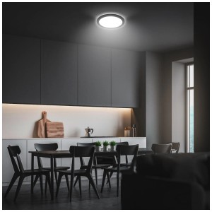 Plafonnier LED noir Briloner Kada, Ø 19 cm, dans une cuisine moderne avec table à manger.