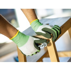 Mains portant des gants de travail LUX Eco taille 8 utilisant un cliquet pour des travaux d'assemblage.