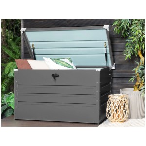 Coffre de rangement pour coussins Beliani Cebrosa en acier gris ouvert avec coussins et serrure à cylindre à poignée tournante.