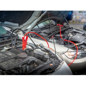 Due auto collegate con cavi di avviamento da 16 mm² per l'avviamento della batteria.