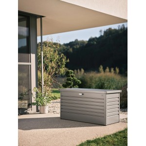 Biohort FreizeitBox 130 gris quartz métallisé sur terrasse. Coffre de rangement universel en métal pour jardin, coussins.