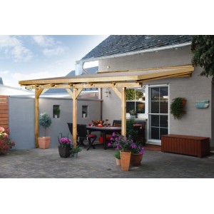 Copertura per patio/carport addossato in legno Weka con tetto trasparente fissato alla casa.