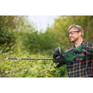 Homme taillant une haie avec le taille-haie sans fil Bosch AdvancedHedgeCut 36 V-65-28.