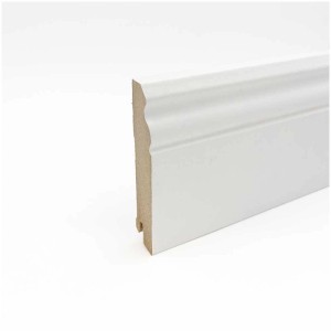 Plinthe White & Black, blanc mat, 100x18mm, longueur 2,4m. Gros plan.
