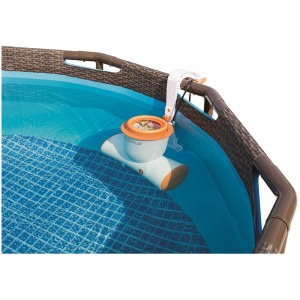 Pompe de filtration Bestway Skimatic Flowclear 2'574 l dans piscine, installation facile.