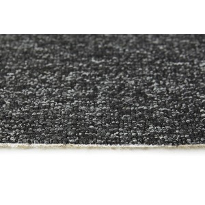 Gros plan du tapis Andiamo Alvar anthracite, vendu au mètre, avec envers en feutre.