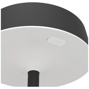 Gros plan sur la lampe de table solaire LED Eglo Simeri noire et dimmable avec port USB.