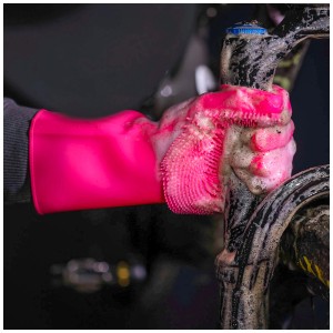 Gant de nettoyage rose Muc-Off Deep Scrubber taille L nettoyant un vélo.