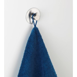 Wenko Strip-It gancio a muro Rina, acciaio inox opaco con asciugamano blu.