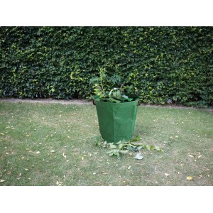 Sac à déchets de jardin vert (265 l) en polypropylène, rempli de déchets de jardin sur une pelouse.