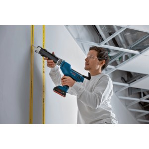 Pistolet à cartouche sans fil Bosch Professional GCG 18V-310 en utilisation pour sceller.