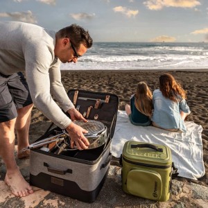 Petromax Camping-Box Catago con contenuto sulla spiaggia. Campeggio e accessori per avventure all'aperto.