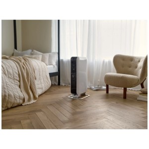 Radiatore a olio bianco Mill Gentle Air WiFi 1500W in soggiorno. Stufa elettrica con controllo digitale.