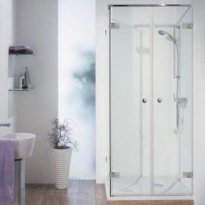 Breuer Firstclass Pendeltür mit Seitenwand links, rahmenlose Duschtür aus Glas mit Chrom-Beschlägen.