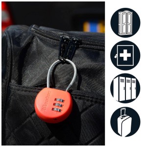 Master Lock Zahlen-Vorhängeschloss mit Stahlkabel am schwarzen Rucksack befestigt.