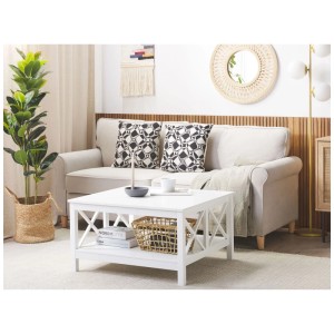 Table basse blanche Beliani Lotta avec étagère et croisillons en X dans salon.