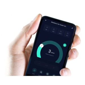 Mano controlla ventilatore a torre Emerio 3in1 via app. Ventola, riscaldamento, purificatore. Controllo Smart Home.