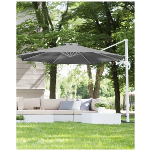 Ampelschirm Savona, dunkelgrau/weiß, Ø 300 cm, über Lounge-Möbeln im Garten.
