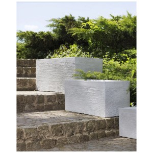 Trois jardinières rectangulaires blanches Beliani Myra avec surface texturée sur des marches en pierre dans un jardin.