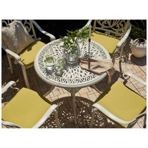Weisser Beliani Gartentisch Ancona aus Aluminium, Ø 90 cm, mit vier Stühlen und Tischdeko.