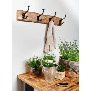 Rustikale Hettich Garderobenleiste aus Mangoholz mit Baumkante und 4 schwarzen Metallhaken an weißer Wand.