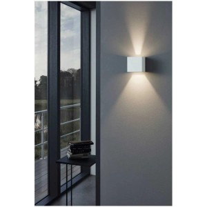 Applique murale extérieure LED Eglo Calpino blanche avec lumière blanc chaud sur mur gris.
