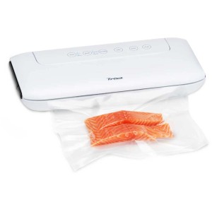 Vakuumiergerät mit Lachs in Vakuumierbeutel auf Rolle. Küchenkleingerät für längere Haltbarkeit.