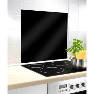 Crédence en verre noir Wenko 60x70 cm derrière une plaque de cuisson.