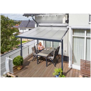 Kit tettoia per terrazza antracite 306x306 cm con pannelli in policarbonato e area salotto sulla terrazza.