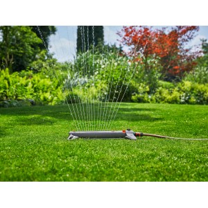 Arroseur oscillant Gardena Aqua Zoom M en action, arrosant la pelouse. Pour surfaces jusqu'à 250 m².