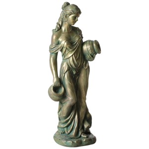 Antike Gartenskulptur Frau mit Wasserkrug aus grünem Magnesiumoxid. Dekorative Figur im Used-Look für Garten.
