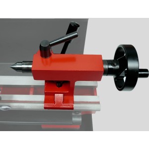 Dettaglio del contropunta del tornio Rotwerk EDM 300 DS. Corpo rosso, volantino nero.