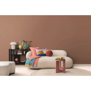 Salon avec mur en peinture mate Alpina Pantone Mocha Mousse Brun, créant une ambiance chaleureuse.