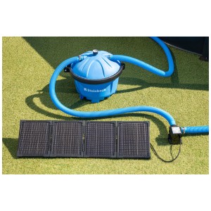 Pompa di circolazione Steinbach con pannello fotovoltaico (3.000 l/h) e tubi blu su prato.