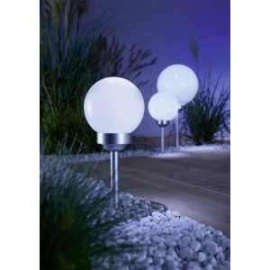 Sfera solare a LED bianca Bojano con picchetto, Ø 15 cm, installata in giardino.