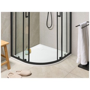 Receveur de douche blanc quart de cercle en plastique SMC effet pierre, plat, antidérapant, dans salle de bain moderne.